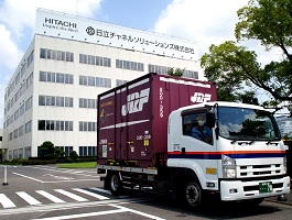 工場を出発する鉄道コンテナ