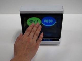 コンパクトタイプの「空中入力装置」に表示したボタンを非接触で操作
