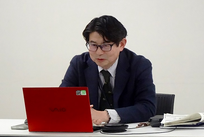 �u���̗l�q�B�j����PC�̉�ʂ����Ă���B